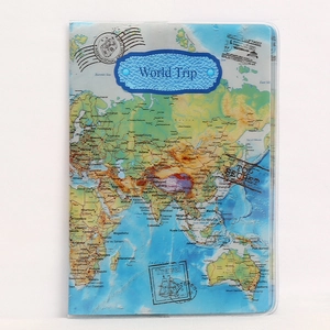 Dettaglio della custodia per passaporto in PVC con mappa del mondo vintage e design blu