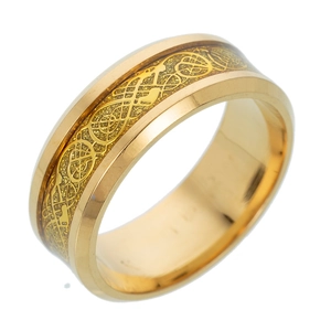 Gros plan sur une bague en acier inoxydable doré avec gravure de nœud celtique