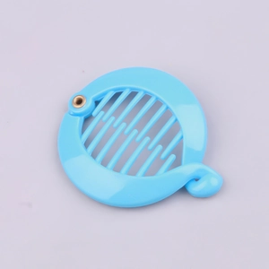 Detail van de lichtblauwe plastic bananenklem met ronde kamtanden en metalen klink