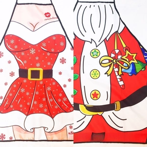 Détail de tabliers de Noël avec motifs de flocons de neige et imprimés de Père Noël