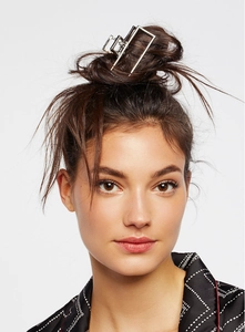 Pinza per capelli geometrica argento su uno chignon dal design rettangolare vuoto