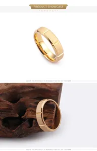 Détail d'une bague en or 18 carats avec finition brossée et texture de rainure verticale