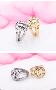 Détails de bagues en titane or et argent avec cercles de zircons et motifs de figures