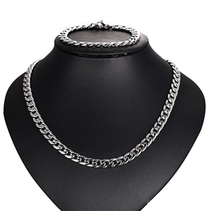 Vue détaillée de l'ensemble collier et bracelet à mailles gourmette en argent poli