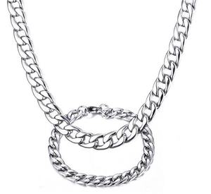 Vue à plat d'un collier à maillons cubains en argent poli et son bracelet assorti