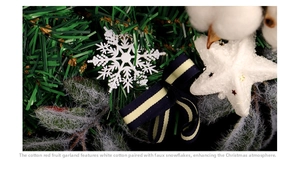 Gros plan détaillé d'une couronne de Noël en coton avec aiguilles de pin et nœud bleu
