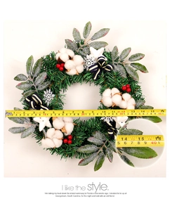 Détail d'une couronne de Noël de 40 cm avec coton, baies rouges et nœud rayé élégant