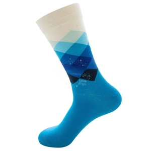 Detailansicht der Socken mit blauem Farbverlauf und geometrischem Rautenmuster