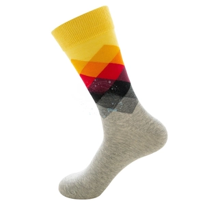 Nahaufnahme von Wadensocken mit buntem Argyle-Muster und gelben Rippbündchen