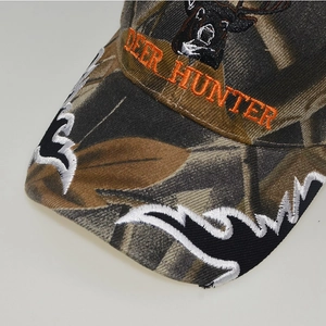 Makro-Detail der Deer Hunter Stickerei auf der Camouflage-Outdoor-Baseballkappe