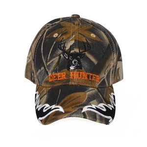 Detailansicht der Deer Hunter Bestickung und Tarnmuster auf einer taktischen Cap