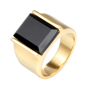 Bague gothique pour homme plaqué or avec grande pierre noire carrée à facettes