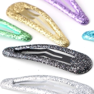 Lot de barrettes à cheveux pailletées pour filles en diverses couleurs sur fond blanc