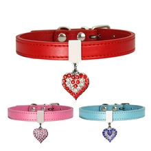 Primer plano de collares de cuero rojo, rosa y azul con colgantes de corazón de strass