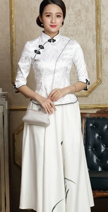 Elegantes weißes Cheongsam-Oberteil mit Jacquard-Muster und langem A-Linien-Blumenrock