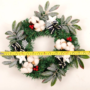 Couronne de Noël avec boules de coton et baies rouges sur aiguilles de pin, 40 cm de diamètre