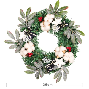 Couronne de Noël 35cm avec coton, baies rouges et étoiles sur base de aiguilles de pin