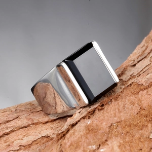 Détail d'une bague pour homme en argent avec une grande pierre précieuse noire rectangulaire