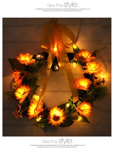 Couronne de tournesols en cœur illuminée avec LED et ruban sur un mur de briques