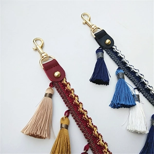 Détails de bandoulières tissées bohèmes avec pompons colorés et fermoirs en métal doré