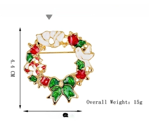 Detaillierte Ansicht der bunten Weihnachtskranz-Brosche mit Maßen von 4,4 cm mal 4,1 cm