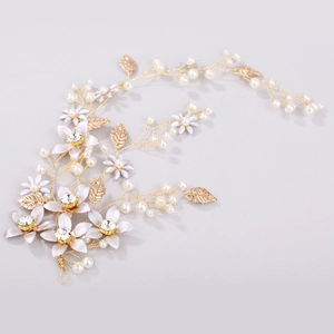 Elegante fascia da sposa con foglie dorate, fiori bianchi, perle e cristalli lucenti