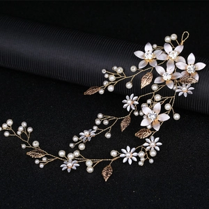 Elegante accessorio per capelli da sposa con foglie d'oro, fiori e perline