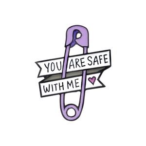 Cartoon-Emaille-Brosche in Lila als Sicherheitsnadel mit You Are Safe With Me Text