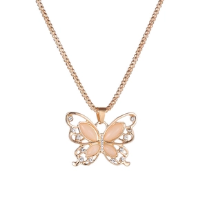 Elegante collar de mariposa dorado con piedra ojo de gato y cristales en fondo blanco