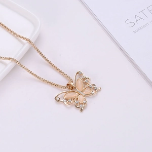 Elegante collar de mariposa en oro rosa con piedras de ojo de gato rosa y pedrería