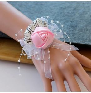 Détail de corsage de poignet en satin rose avec dentelle blanche et perles pour mariages