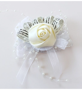 Détails macro du corsage de poignet rose en satin crème avec dentelle et perles