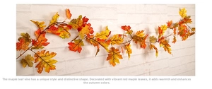 Détail d'une guirlande de feuilles d'érable d'automne sur un mur de briques blanches