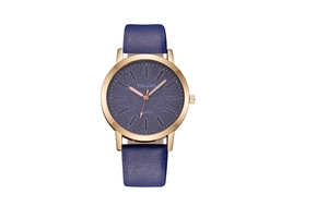 Detailaufnahme der roségoldenen Uhr mit blauem Lederarmband und Sternenhimmel-Zifferblatt