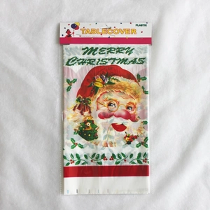 Détail de la nappe de Noël en plastique avec imprimé Père Noël et Merry Christmas