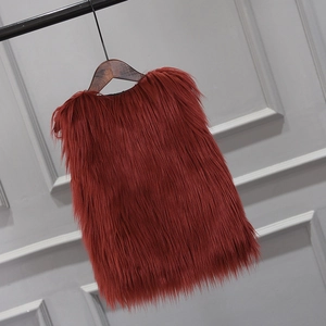 Dettaglio del gilet in ecopelliccia rosso scuro per bambina con trama densa e soffice