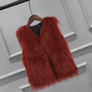 Gilet in pelliccia sintetica rosso scuro per bambine con morbida finitura invernale