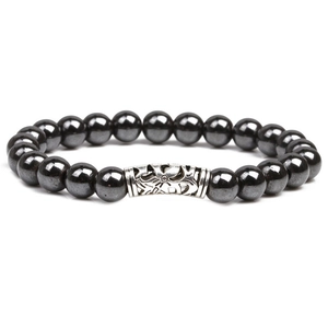 Bracciale magnetico da 8mm con perle nere e tubo traforato in argento su sfondo bianco