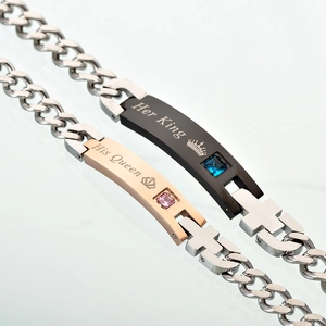 Bracciali di coppia in acciaio al titanio con incisione Her King His Queen e zirconi