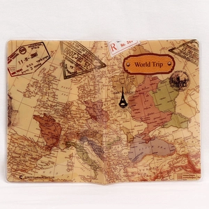 Dettaglio porta passaporto in PVC con mappa del mondo vintage e timbri di viaggio retro