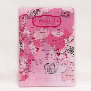 Vista dettagliata della custodia per passaporto in PVC rosa con mappa del mondo