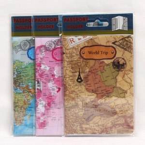 Tre porta passaporto in PVC con scomparti per carte in marrone vintage, rosa e blu
