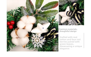 Détail d'une couronne de Noël avec boules de coton, baies rouges et nœud rayé décoratif