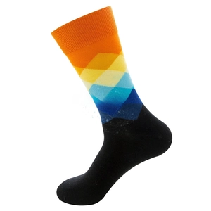 Detailaufnahme der geometrischen Rauten auf schwarzen Socken mit bunten Farbverläufen