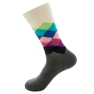 Detailansicht des bunten Argyle-Musters auf hochwertigen Baumwoll-Socken