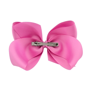 Vista trasera de lazo de 6 pulgadas en cinta de grosgrain rosa con clip de cocodrilo
