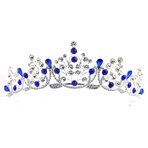 Détails de la couronne argentée avec strass bleu foncé et zircons étincelants