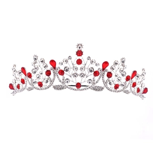 Détail d'une couronne argentée sertie de gemmes rouges et de strass étincelants