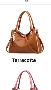 Vue détaillée d'un sac en cuir grainé avec un pendentif chat doré et pompon élégant