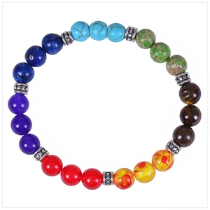 Dettaglio di perle colorate in pietra naturale chakra con distanziatori in argento vintage